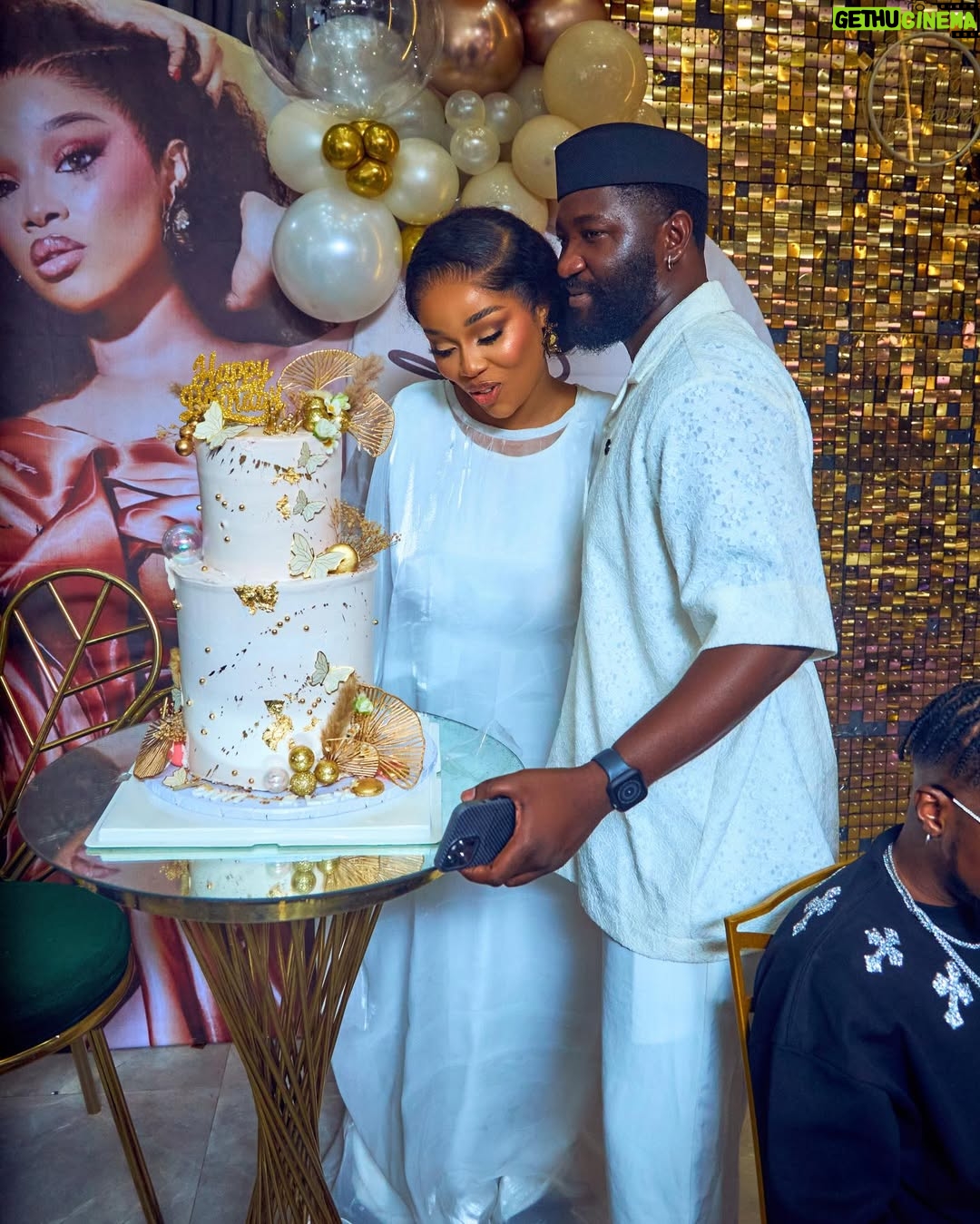 Onyi Alex - 115.7K Likes - TAG WHO YOU SEE ❤️
Take me back 😉🥳
Makeup @bare2beauty
Outfit @stitchesbyandra