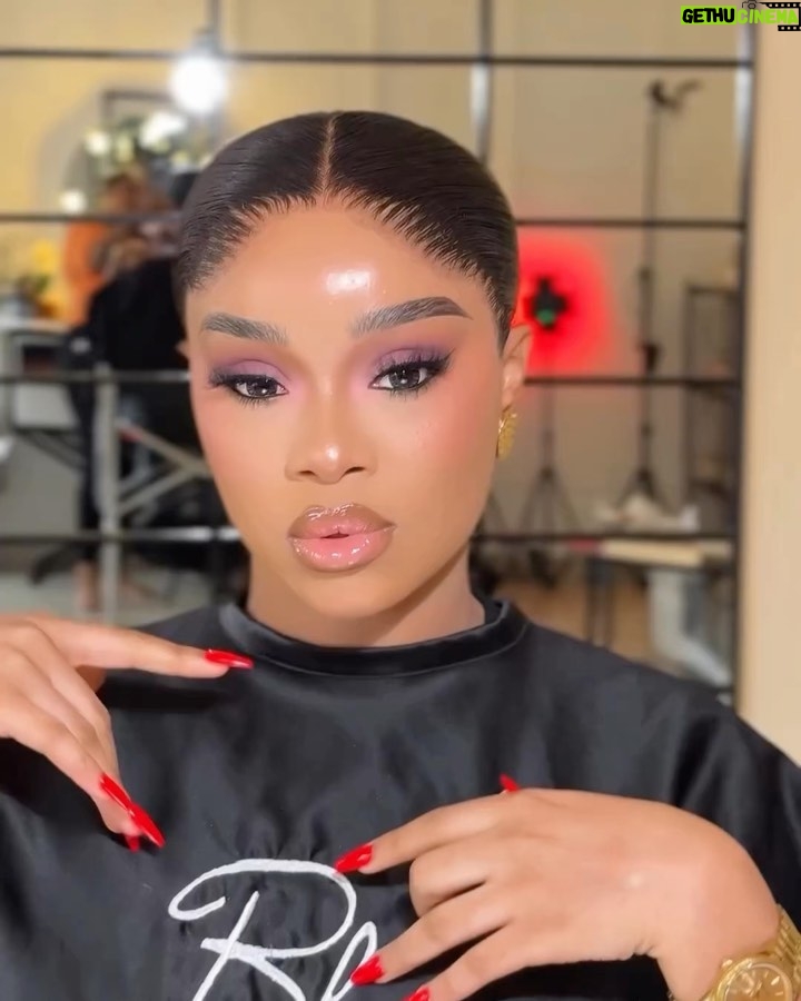 Onyi Alex - 47.5K Likes - Pick your favorite slide?????? ♥️🌹
Blessed new week fam🙏🏻 #authenwa❤️
Slowly but surely ✅
Last slide movie title: Native baddie😂
💄 @bibyonce 🌹
Please don’t forget to subscribe to onyiialextv 🌹
#onyiialextv #onyiialexx