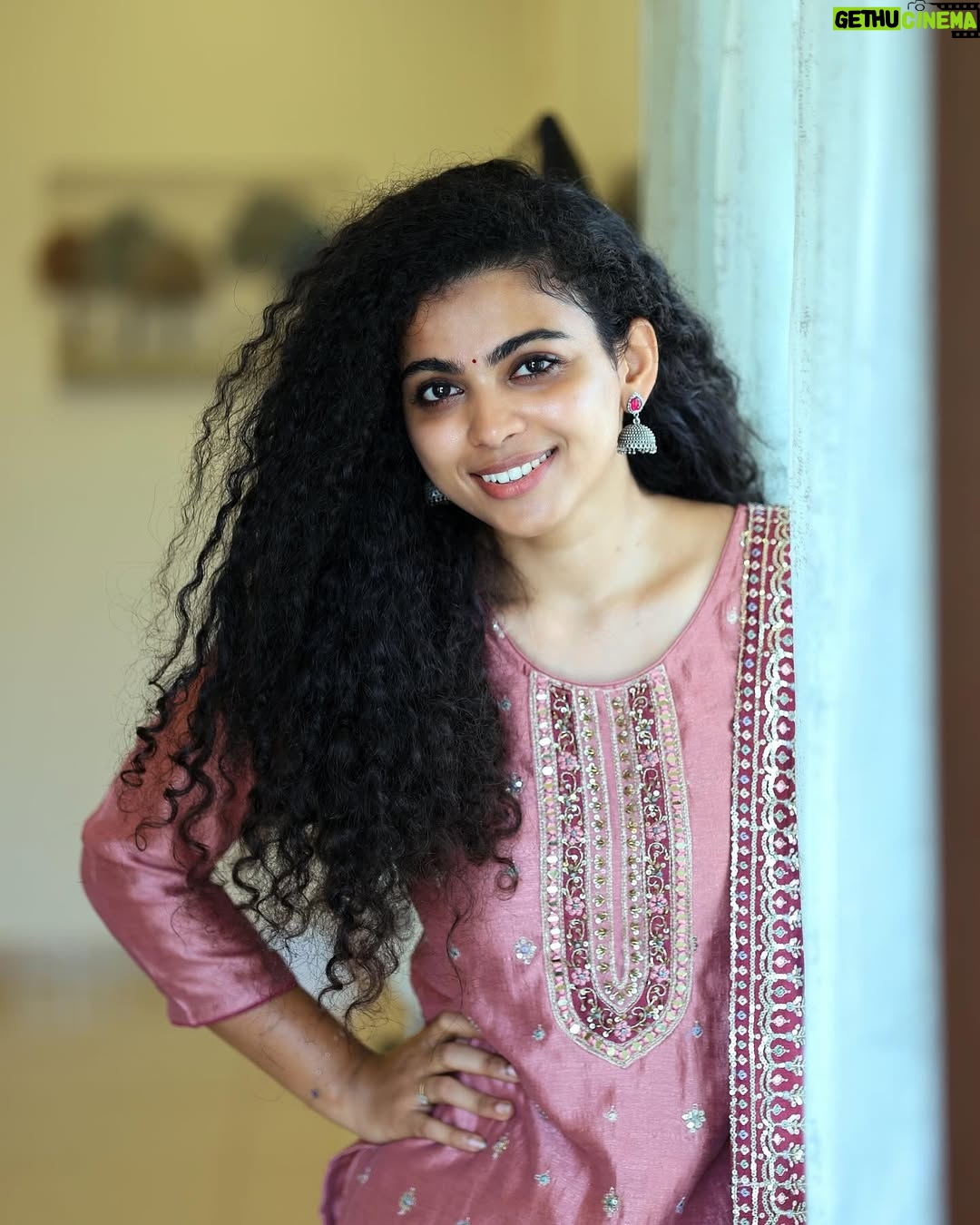 Padeni Kumar - 42.6K Likes - நான்❤️
.
📸 @vishal_ravichandran_ @shadow_lightphotography #padinekumar #simplicity #lover #curly #fun #tradition #smile