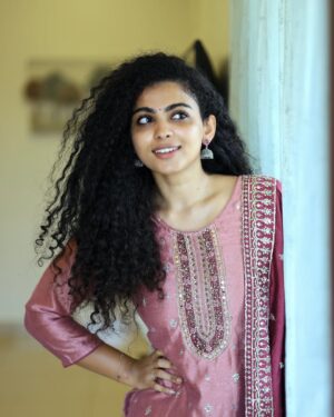 Padeni Kumar Instagram - நான்❤️
.
📸 @vishal_ravichandran_ @shadow_lightphotography #padinekumar #simplicity #lover #curly #fun #tradition #smile