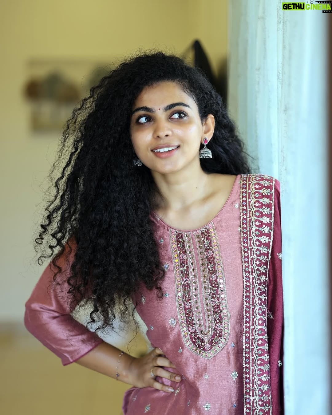 Padeni Kumar - 42.6K Likes - நான்❤️
.
📸 @vishal_ravichandran_ @shadow_lightphotography #padinekumar #simplicity #lover #curly #fun #tradition #smile