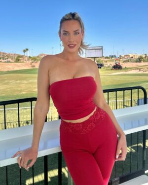 Paige Spiranac Instagram - Great day watching some amazing golf day 1 at the @grassleague! Excited for day 2⛳️

Follow @grassleague to see all the action during my takeover!
