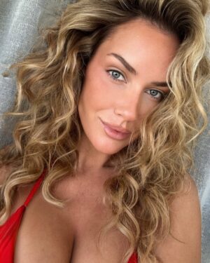 Paige Spiranac Instagram - Up close and personal🥰

What are some of your goals for 2025?✨