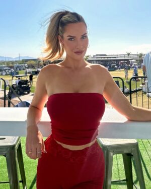 Paige Spiranac Instagram - Great day watching some amazing golf day 1 at the @grassleague! Excited for day 2⛳️

Follow @grassleague to see all the action during my takeover!