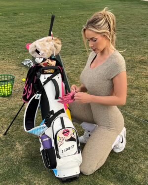 Paige Spiranac Instagram - I hit my very first golf ball on this range and all these years later it’s still one of my favorite places⛳️💚