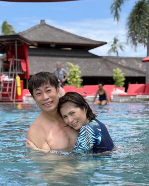 Pan Lingling Instagram - 这次老公露😘我不露😜
又是被我逼下水的时刻🤣
难为了他😅
开心的我😜
在水一方的一天🌊🌊🌊
他也很乐啊😁😁

#巴厘岛
#嬉水乐园
#水上运动
#baliclubmed 
#kinderlandparents 
#noisypeople 
#happywifehappylife❤️ 
#黄世南 
#潘玲玲