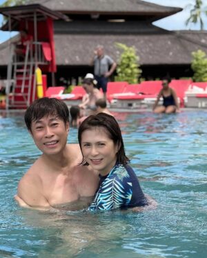 Pan Lingling Instagram - 这次老公露😘我不露😜
又是被我逼下水的时刻🤣
难为了他😅
开心的我😜
在水一方的一天🌊🌊🌊
他也很乐啊😁😁

#巴厘岛
#嬉水乐园
#水上运动
#baliclubmed 
#kinderlandparents 
#noisypeople 
#happywifehappylife❤️ 
#黄世南 
#潘玲玲