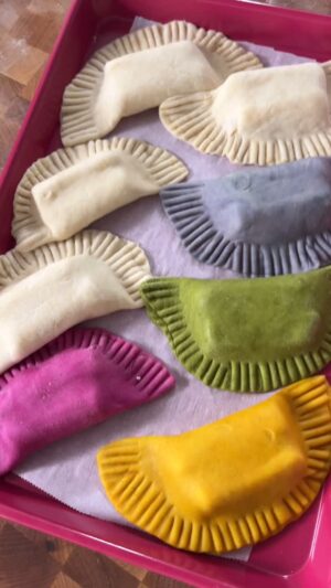Paola Velez Instagram - Would you try these empanadas de queso? 

#empanadas #pastelitos #pastelitosdequeso