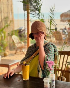 Pardis Ahmadieh Instagram - Paradise in my hand, Pardis by the sea… and Goa looking like a dream. ☀️🌊

📷 @mona_alavi 🤍

#paradise #goa #beach #sun #travel #solotravel #love #peace #india #indiapictures #colorful