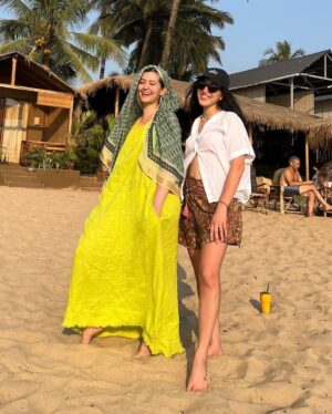Pardis Ahmadieh Instagram - Paradise in my hand, Pardis by the sea… and Goa looking like a dream. ☀️🌊

📷 @mona_alavi 🤍

#paradise #goa #beach #sun #travel #solotravel #love #peace #india #indiapictures #colorful