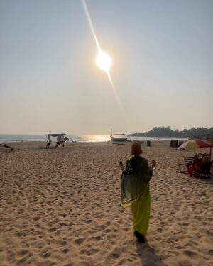 Pardis Ahmadieh Instagram - Paradise in my hand, Pardis by the sea… and Goa looking like a dream. ☀️🌊

📷 @mona_alavi 🤍

#paradise #goa #beach #sun #travel #solotravel #love #peace #india #indiapictures #colorful