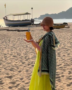 Pardis Ahmadieh Instagram - Paradise in my hand, Pardis by the sea… and Goa looking like a dream. ☀️🌊

📷 @mona_alavi 🤍

#paradise #goa #beach #sun #travel #solotravel #love #peace #india #indiapictures #colorful