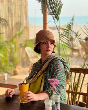 Pardis Ahmadieh Instagram - Paradise in my hand, Pardis by the sea… and Goa looking like a dream. ☀️🌊

📷 @mona_alavi 🤍

#paradise #goa #beach #sun #travel #solotravel #love #peace #india #indiapictures #colorful