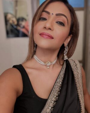 Pariva Pranati Instagram - Every Saree has a story ❤️

#waglekiduniya #saree #indian #desi #happy #love #blessed #vandanawagle #parivapranati #actor #bliss #joy #celebrate