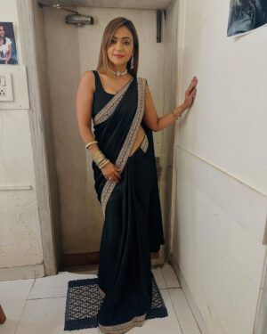Pariva Pranati Instagram - Every Saree has a story ❤️

#waglekiduniya #saree #indian #desi #happy #love #blessed #vandanawagle #parivapranati #actor #bliss #joy #celebrate