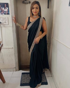 Pariva Pranati Instagram - Every Saree has a story ❤️

#waglekiduniya #saree #indian #desi #happy #love #blessed #vandanawagle #parivapranati #actor #bliss #joy #celebrate