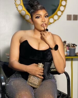 Paschaline Alex Instagram - Shhhhhhhhhhh 🤫 
Just focus on the skin 💯 
Can’t get over these pictures,e never finish 🤣🤣🤣🏃🏼‍♀️🏃🏼‍♀️🏃🏼‍♀️
Music: I LOOK GOOD by @evaxalordiah 
#everybodylovesjenifa is coming December 13th 💃🏻💃🏻💃🏻
#paschalinealex 
#cordi 
#originalgbazaqueen 
MUA: @bjayblaqofficial