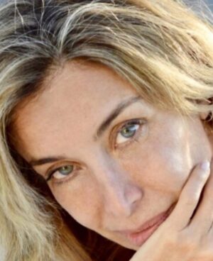 Patricia Viggiano Instagram - -Queres saber cómo pensas? Fíjate como vivis…

- Es impresionante el poder del pensamiento tanto para bien como para mal…

- Todos sin darnos cuenta estamos permanentemente pensando y pocas veces somos conscientes de cómo lo estamos haciendo…

- De eso depende la vida q creamos para nosotros …. ahí empieza todo…

- Nuestro diálogo interno es permanente … 

- Donde está el desafío? En detectar q tipo de OBSERVADOR somos frente a lo que vivimos …. porque a partir de ahí se empiezan a disparar los pensamientos… después las emociones y x último la vida q construyó para mí…

- Yo estoy aprendiendo q es básico y fundamental aceptar lo q la vida nos presenta y hacer foco en todo lo bueno q esa experiencia me trae y no victimizarme ( de vuelta no  hablo de situaciones límites) …

- Y x último tener claro q si quiero crear una vida plena p mi …lo importante no es solo PORQUE me pasó esto SINO para PARA QUE y a partir de eso: hacerme cargo de lo q me compete….corregir lo q tenga q corregir de mi y a partir de ahí accionar de FORMA CONSCIENTE…. 

Divino dia! Pásenlo muy lindo!🧡😊😃✨🧚🏻