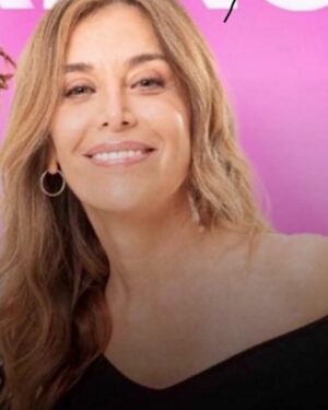 Patricia Viggiano Instagram - - La vida no es lineal… por momentos es sumamente placentera y por momentos es áspera y dolorosa…
Va mutando permanentemente …

-El gran desafío p mi y mi mayor trabajo dado q soy una persona tan sensible como fuerte es como me paro frente a lo q me está pasando…

- Yo creo q frente a lo q nos pasa ( no hablo en caso de enfermedades etc.. lo aclaro) lo importante es q hago con esto q me está pasando o q me pasó…

- Tengo dos caminos o me victimizo y culpo al afuera o me hago cargo de ver q responsabilidad tuve yo tb en esto q pasó…

-Por lo general tendemos a culpar al afuera xq creemos realmente q es así…

- Ahora si nos tomamos el trabajo de mirar para adentro … quizás descubrimos q no es tan así…

- Y quizás tenemos la suerte de descubrir q parte de lo q nos pasó … también quizás es responsabilidad nuestra ..

- Y ahí cambia todo… xq cambia la perspectiva de cómo lo q creíamos q era …no es tan así…

- Y ahí  p mi …es el momento de capitalizar lo vivido para conocerme más y para trabajar sobre eso q desconocía de mi q me llevó a estar donde estoy…

- Creo q preguntarnos: q hice yo p q esto me pasara? Es fundamental
( No hablo de vuelta de cosas inmanejables q nos exceden…hablo de trabajo, vínculos etc… de la diaria)

- Si yo tengo claro en q me equivoque y cuál fue mi responsabilidad en eso… se abre la gran posibilidad de APRENDER de mis errores y de ACTUAR la próxima vez de una manera diferente… con consciencia …y eso me permite crecer y evolucionar a una mejor versión de mí misma…

Buena semana p todos!! Pásenlo lindo! ✨😊