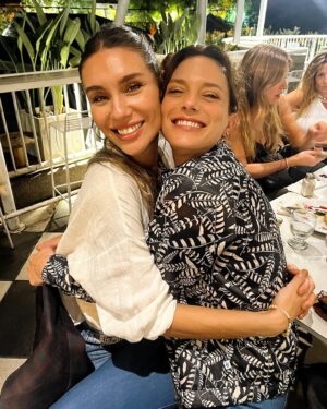 Paula Morales Instagram - Amores, amigas, estrenos de amigos, finales, comidas, trabajos, teatros… Algunas un poco repes, me costaba decidir 😁