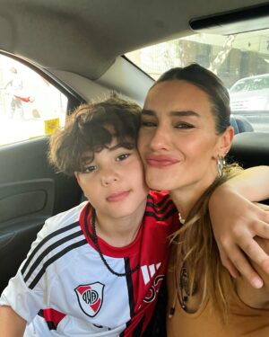 Paula Morales Instagram - Amores, amigas, estrenos de amigos, finales, comidas, trabajos, teatros… Algunas un poco repes, me costaba decidir 😁