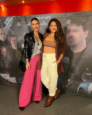Paula Morales Instagram - Amores, amigas, estrenos de amigos, finales, comidas, trabajos, teatros… Algunas un poco repes, me costaba decidir 😁