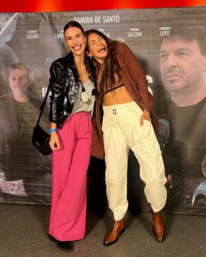 Paula Morales Instagram - Amores, amigas, estrenos de amigos, finales, comidas, trabajos, teatros… Algunas un poco repes, me costaba decidir 😁