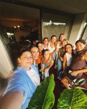 Paula Morales Instagram - Amores, amigas, estrenos de amigos, finales, comidas, trabajos, teatros… Algunas un poco repes, me costaba decidir 😁