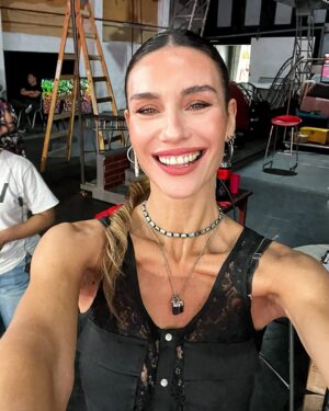 Paula Morales Instagram - Amores, amigas, estrenos de amigos, finales, comidas, trabajos, teatros… Algunas un poco repes, me costaba decidir 😁