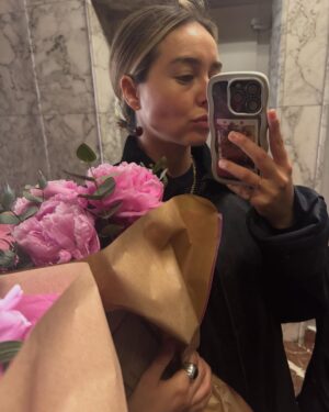 Paula Usero Instagram - Abril está siendo un mes un poco largo, no? 
Hoy como es luna nueva en Tauro y es un momento muy poderoso, traigo estas postales para recordarme la vida que estoy eligiendo tener y lo que me hace sentir casa, arropada y 🤍