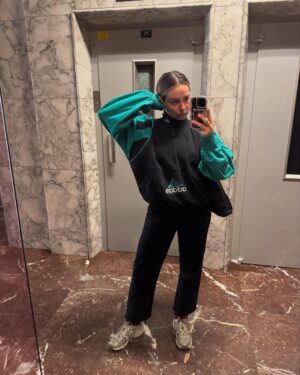 Paula Usero Instagram - Abril está siendo un mes un poco largo, no? 
Hoy como es luna nueva en Tauro y es un momento muy poderoso, traigo estas postales para recordarme la vida que estoy eligiendo tener y lo que me hace sentir casa, arropada y 🤍