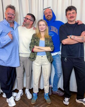 Paulina Gałązka Instagram - NOWY ODCINEK O 22:00. E VIVA L AFTER TO PIERWSZY RAZ: PIĘCIOOSOBOWY SKŁAD, PIERWSZA GOŚCINI I TO OD RAZU PETARDA – @paulina.galazka , PROFESJONALNA AKTORKA, KTÓRA BEZ FILTRA MÓWI O TYM, CO DZIEJE SIĘ W BRANŻY. OD NATURSZCZYKÓW I INFLUENCERÓW W ROLACH, PRZEZ WPŁYW AI NA GŁOS I WIZERUNEK, AŻ PO GRĘ W KOSTIUMACH I KOMEDII, KTÓRA POTRAFI ZŁAMAĆ AKTORA BARDZIEJ NIŻ DRAMAT. SĄ TEŻ WRONY, GOŁĘBIE I MINISTERIALNE AKRONIMY, CZYLI KLIMAT, JAKI TYLKO AFTER POTRAFI ZROBIĆ.

#evivalafter #niechzyjeafter #paulinagalazka