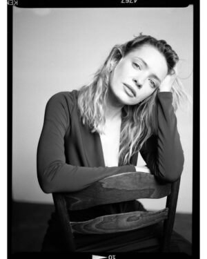 Paulina Gałązka Instagram - #90s vibe #analog 
@salwarowskiphotography 
@aleksandraprzyluska
@milena.bekalarska.stylist

Które najlepsze?