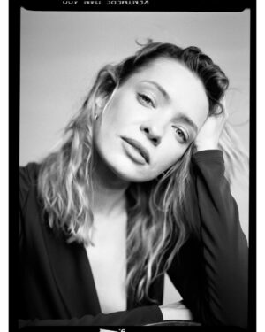 Paulina Gałązka Instagram - #90s vibe #analog 
@salwarowskiphotography 
@aleksandraprzyluska
@milena.bekalarska.stylist

Które najlepsze?