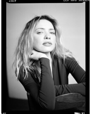 Paulina Gałązka Instagram - #90s vibe #analog 
@salwarowskiphotography 
@aleksandraprzyluska
@milena.bekalarska.stylist

Które najlepsze?
