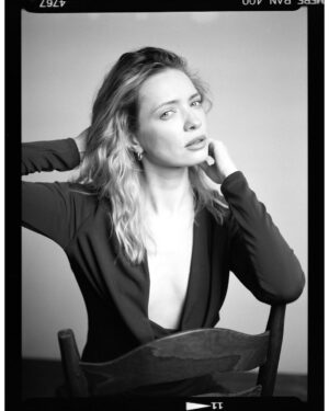 Paulina Gałązka Instagram - #90s vibe #analog 
@salwarowskiphotography 
@aleksandraprzyluska
@milena.bekalarska.stylist

Które najlepsze?