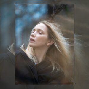 Paulina Gałązka Instagram - #AnywhereIssue #ALBUM
Tydzień należy zakończyć w dobry sposób 🔥 Właśnie dlatego przedstawiamy Wam album z fotkami z sesji z Pauliną Gałązką 😏 Wygląda tajemniczo, jednak nam zdradziła wiele - możecie sprawdzić w programie #burzawkinie, w którym Kinga Burzyńska zapytała naszą gościnie o karierę zawodową i projekty 📲  link do www w BIO.

#AnywhereYouAre #paulinagałązka #żołnierzegrom #grom #diabeł #seriale #rozrywka #movies
________________
Partnerem programu #burzawkinie jest @moltonstyl
#miejsce @fabrykanorblina @kino_kinogram
#wsparcie @farysdesign.uk @labiosthetiquepolska @ramaro_meble @motorolapolska
#foto @bartoszmaciejewskiphoto
#wywiad @kinga_burzynska