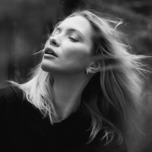 Paulina Gałązka Instagram - #AnywhereIssue #ALBUM
Tydzień należy zakończyć w dobry sposób 🔥 Właśnie dlatego przedstawiamy Wam album z fotkami z sesji z Pauliną Gałązką 😏 Wygląda tajemniczo, jednak nam zdradziła wiele - możecie sprawdzić w programie #burzawkinie, w którym Kinga Burzyńska zapytała naszą gościnie o karierę zawodową i projekty 📲  link do www w BIO.

#AnywhereYouAre #paulinagałązka #żołnierzegrom #grom #diabeł #seriale #rozrywka #movies
________________
Partnerem programu #burzawkinie jest @moltonstyl
#miejsce @fabrykanorblina @kino_kinogram
#wsparcie @farysdesign.uk @labiosthetiquepolska @ramaro_meble @motorolapolska
#foto @bartoszmaciejewskiphoto
#wywiad @kinga_burzynska