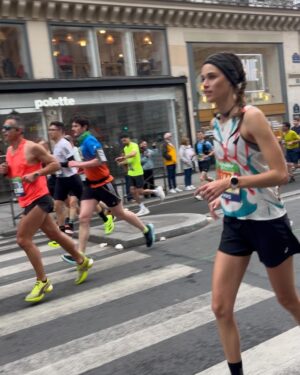Pauline Hoarau Instagram - Marathon à deux mais quel kiff 🤩🔥

Je suis marathonienne !!! 😍 Même si ce matin je n’étais vraiment pas sûre de mon coup 😂 

J’ai eu la chance d’être accompagnée par le meilleur pacer/coach/sherpa au monde. @simonthoret un vrai couteau suisse !! Il m’a poussé à accélérer sur les derniers kms et c’était fou !!! Merci pour tout 🥹😘

On a passé un weekend de rêve à Paris avec une équipe de folie 🫶🏻 Je vous kiff @camille_schneiderlin @schneiderlinmo4 @philippe_pion1402 @lucierose76 @morgane.adt. 

Merci @ll_agency_ @flora_dlhs @elorazafy & @asicsrunning vous êtes incroyables ! 
Et un grand grand merci à @claudehenri_duriez qui m’a proposé ce challenge il y a 2 mois et demi. Il lui aura fallu trois mots « tu es sûre? » pour que je change d’avis et que je FONCE malgré le « moyen chaud » de mon coach 🤣 
C’était la meilleure décision de tous les temps ! Une prépa courte et douloureuse au début mais ça a tenu et j’en suis pas peu fière 🥹😍 

Merci @mahnoou pour le soutien et le câlin 🫠
Je ne savais pas à quel point la foule pouvait nous porter dans ce genre d’efforts. Vous avez été ma force pour tenir le rythme. J’ai eu le smile (presque😂) jusqu’au bout grâce à vous !!! Merci 🫶🏻 

@seb_dief grâce à toi j’ai pu retrouver une santé de fer (et le fer c’était pas trop ça 😜) 🙏🏼

Je l’ai fait !!! Et un RP en poche 🤣