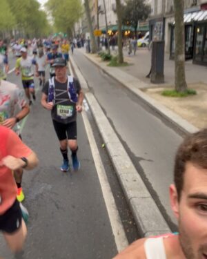 Pauline Hoarau Instagram - Marathon à deux mais quel kiff 🤩🔥

Je suis marathonienne !!! 😍 Même si ce matin je n’étais vraiment pas sûre de mon coup 😂 

J’ai eu la chance d’être accompagnée par le meilleur pacer/coach/sherpa au monde. @simonthoret un vrai couteau suisse !! Il m’a poussé à accélérer sur les derniers kms et c’était fou !!! Merci pour tout 🥹😘

On a passé un weekend de rêve à Paris avec une équipe de folie 🫶🏻 Je vous kiff @camille_schneiderlin @schneiderlinmo4 @philippe_pion1402 @lucierose76 @morgane.adt. 

Merci @ll_agency_ @flora_dlhs @elorazafy & @asicsrunning vous êtes incroyables ! 
Et un grand grand merci à @claudehenri_duriez qui m’a proposé ce challenge il y a 2 mois et demi. Il lui aura fallu trois mots « tu es sûre? » pour que je change d’avis et que je FONCE malgré le « moyen chaud » de mon coach 🤣 
C’était la meilleure décision de tous les temps ! Une prépa courte et douloureuse au début mais ça a tenu et j’en suis pas peu fière 🥹😍 

Merci @mahnoou pour le soutien et le câlin 🫠
Je ne savais pas à quel point la foule pouvait nous porter dans ce genre d’efforts. Vous avez été ma force pour tenir le rythme. J’ai eu le smile (presque😂) jusqu’au bout grâce à vous !!! Merci 🫶🏻 

@seb_dief grâce à toi j’ai pu retrouver une santé de fer (et le fer c’était pas trop ça 😜) 🙏🏼

Je l’ai fait !!! Et un RP en poche 🤣