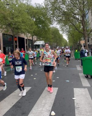 Pauline Hoarau Instagram - Marathon à deux mais quel kiff 🤩🔥

Je suis marathonienne !!! 😍 Même si ce matin je n’étais vraiment pas sûre de mon coup 😂 

J’ai eu la chance d’être accompagnée par le meilleur pacer/coach/sherpa au monde. @simonthoret un vrai couteau suisse !! Il m’a poussé à accélérer sur les derniers kms et c’était fou !!! Merci pour tout 🥹😘

On a passé un weekend de rêve à Paris avec une équipe de folie 🫶🏻 Je vous kiff @camille_schneiderlin @schneiderlinmo4 @philippe_pion1402 @lucierose76 @morgane.adt. 

Merci @ll_agency_ @flora_dlhs @elorazafy & @asicsrunning vous êtes incroyables ! 
Et un grand grand merci à @claudehenri_duriez qui m’a proposé ce challenge il y a 2 mois et demi. Il lui aura fallu trois mots « tu es sûre? » pour que je change d’avis et que je FONCE malgré le « moyen chaud » de mon coach 🤣 
C’était la meilleure décision de tous les temps ! Une prépa courte et douloureuse au début mais ça a tenu et j’en suis pas peu fière 🥹😍 

Merci @mahnoou pour le soutien et le câlin 🫠
Je ne savais pas à quel point la foule pouvait nous porter dans ce genre d’efforts. Vous avez été ma force pour tenir le rythme. J’ai eu le smile (presque😂) jusqu’au bout grâce à vous !!! Merci 🫶🏻 

@seb_dief grâce à toi j’ai pu retrouver une santé de fer (et le fer c’était pas trop ça 😜) 🙏🏼

Je l’ai fait !!! Et un RP en poche 🤣