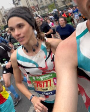 Pauline Hoarau Instagram - Marathon à deux mais quel kiff 🤩🔥

Je suis marathonienne !!! 😍 Même si ce matin je n’étais vraiment pas sûre de mon coup 😂 

J’ai eu la chance d’être accompagnée par le meilleur pacer/coach/sherpa au monde. @simonthoret un vrai couteau suisse !! Il m’a poussé à accélérer sur les derniers kms et c’était fou !!! Merci pour tout 🥹😘

On a passé un weekend de rêve à Paris avec une équipe de folie 🫶🏻 Je vous kiff @camille_schneiderlin @schneiderlinmo4 @philippe_pion1402 @lucierose76 @morgane.adt. 

Merci @ll_agency_ @flora_dlhs @elorazafy & @asicsrunning vous êtes incroyables ! 
Et un grand grand merci à @claudehenri_duriez qui m’a proposé ce challenge il y a 2 mois et demi. Il lui aura fallu trois mots « tu es sûre? » pour que je change d’avis et que je FONCE malgré le « moyen chaud » de mon coach 🤣 
C’était la meilleure décision de tous les temps ! Une prépa courte et douloureuse au début mais ça a tenu et j’en suis pas peu fière 🥹😍 

Merci @mahnoou pour le soutien et le câlin 🫠
Je ne savais pas à quel point la foule pouvait nous porter dans ce genre d’efforts. Vous avez été ma force pour tenir le rythme. J’ai eu le smile (presque😂) jusqu’au bout grâce à vous !!! Merci 🫶🏻 

@seb_dief grâce à toi j’ai pu retrouver une santé de fer (et le fer c’était pas trop ça 😜) 🙏🏼

Je l’ai fait !!! Et un RP en poche 🤣