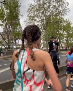 Pauline Hoarau Instagram - Marathon à deux mais quel kiff 🤩🔥

Je suis marathonienne !!! 😍 Même si ce matin je n’étais vraiment pas sûre de mon coup 😂 

J’ai eu la chance d’être accompagnée par le meilleur pacer/coach/sherpa au monde. @simonthoret un vrai couteau suisse !! Il m’a poussé à accélérer sur les derniers kms et c’était fou !!! Merci pour tout 🥹😘

On a passé un weekend de rêve à Paris avec une équipe de folie 🫶🏻 Je vous kiff @camille_schneiderlin @schneiderlinmo4 @philippe_pion1402 @lucierose76 @morgane.adt. 

Merci @ll_agency_ @flora_dlhs @elorazafy & @asicsrunning vous êtes incroyables ! 
Et un grand grand merci à @claudehenri_duriez qui m’a proposé ce challenge il y a 2 mois et demi. Il lui aura fallu trois mots « tu es sûre? » pour que je change d’avis et que je FONCE malgré le « moyen chaud » de mon coach 🤣 
C’était la meilleure décision de tous les temps ! Une prépa courte et douloureuse au début mais ça a tenu et j’en suis pas peu fière 🥹😍 

Merci @mahnoou pour le soutien et le câlin 🫠
Je ne savais pas à quel point la foule pouvait nous porter dans ce genre d’efforts. Vous avez été ma force pour tenir le rythme. J’ai eu le smile (presque😂) jusqu’au bout grâce à vous !!! Merci 🫶🏻 

@seb_dief grâce à toi j’ai pu retrouver une santé de fer (et le fer c’était pas trop ça 😜) 🙏🏼

Je l’ai fait !!! Et un RP en poche 🤣