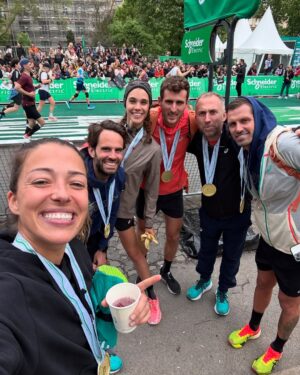 Pauline Hoarau Instagram - Marathon à deux mais quel kiff 🤩🔥

Je suis marathonienne !!! 😍 Même si ce matin je n’étais vraiment pas sûre de mon coup 😂 

J’ai eu la chance d’être accompagnée par le meilleur pacer/coach/sherpa au monde. @simonthoret un vrai couteau suisse !! Il m’a poussé à accélérer sur les derniers kms et c’était fou !!! Merci pour tout 🥹😘

On a passé un weekend de rêve à Paris avec une équipe de folie 🫶🏻 Je vous kiff @camille_schneiderlin @schneiderlinmo4 @philippe_pion1402 @lucierose76 @morgane.adt. 

Merci @ll_agency_ @flora_dlhs @elorazafy & @asicsrunning vous êtes incroyables ! 
Et un grand grand merci à @claudehenri_duriez qui m’a proposé ce challenge il y a 2 mois et demi. Il lui aura fallu trois mots « tu es sûre? » pour que je change d’avis et que je FONCE malgré le « moyen chaud » de mon coach 🤣 
C’était la meilleure décision de tous les temps ! Une prépa courte et douloureuse au début mais ça a tenu et j’en suis pas peu fière 🥹😍 

Merci @mahnoou pour le soutien et le câlin 🫠
Je ne savais pas à quel point la foule pouvait nous porter dans ce genre d’efforts. Vous avez été ma force pour tenir le rythme. J’ai eu le smile (presque😂) jusqu’au bout grâce à vous !!! Merci 🫶🏻 

@seb_dief grâce à toi j’ai pu retrouver une santé de fer (et le fer c’était pas trop ça 😜) 🙏🏼

Je l’ai fait !!! Et un RP en poche 🤣
