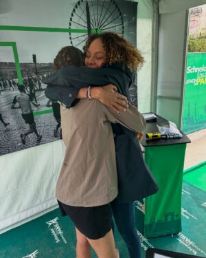 Pauline Hoarau Instagram - Marathon à deux mais quel kiff 🤩🔥

Je suis marathonienne !!! 😍 Même si ce matin je n’étais vraiment pas sûre de mon coup 😂 

J’ai eu la chance d’être accompagnée par le meilleur pacer/coach/sherpa au monde. @simonthoret un vrai couteau suisse !! Il m’a poussé à accélérer sur les derniers kms et c’était fou !!! Merci pour tout 🥹😘

On a passé un weekend de rêve à Paris avec une équipe de folie 🫶🏻 Je vous kiff @camille_schneiderlin @schneiderlinmo4 @philippe_pion1402 @lucierose76 @morgane.adt. 

Merci @ll_agency_ @flora_dlhs @elorazafy & @asicsrunning vous êtes incroyables ! 
Et un grand grand merci à @claudehenri_duriez qui m’a proposé ce challenge il y a 2 mois et demi. Il lui aura fallu trois mots « tu es sûre? » pour que je change d’avis et que je FONCE malgré le « moyen chaud » de mon coach 🤣 
C’était la meilleure décision de tous les temps ! Une prépa courte et douloureuse au début mais ça a tenu et j’en suis pas peu fière 🥹😍 

Merci @mahnoou pour le soutien et le câlin 🫠
Je ne savais pas à quel point la foule pouvait nous porter dans ce genre d’efforts. Vous avez été ma force pour tenir le rythme. J’ai eu le smile (presque😂) jusqu’au bout grâce à vous !!! Merci 🫶🏻 

@seb_dief grâce à toi j’ai pu retrouver une santé de fer (et le fer c’était pas trop ça 😜) 🙏🏼

Je l’ai fait !!! Et un RP en poche 🤣