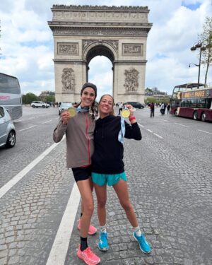 Pauline Hoarau Instagram - Marathon à deux mais quel kiff 🤩🔥

Je suis marathonienne !!! 😍 Même si ce matin je n’étais vraiment pas sûre de mon coup 😂 

J’ai eu la chance d’être accompagnée par le meilleur pacer/coach/sherpa au monde. @simonthoret un vrai couteau suisse !! Il m’a poussé à accélérer sur les derniers kms et c’était fou !!! Merci pour tout 🥹😘

On a passé un weekend de rêve à Paris avec une équipe de folie 🫶🏻 Je vous kiff @camille_schneiderlin @schneiderlinmo4 @philippe_pion1402 @lucierose76 @morgane.adt. 

Merci @ll_agency_ @flora_dlhs @elorazafy & @asicsrunning vous êtes incroyables ! 
Et un grand grand merci à @claudehenri_duriez qui m’a proposé ce challenge il y a 2 mois et demi. Il lui aura fallu trois mots « tu es sûre? » pour que je change d’avis et que je FONCE malgré le « moyen chaud » de mon coach 🤣 
C’était la meilleure décision de tous les temps ! Une prépa courte et douloureuse au début mais ça a tenu et j’en suis pas peu fière 🥹😍 

Merci @mahnoou pour le soutien et le câlin 🫠
Je ne savais pas à quel point la foule pouvait nous porter dans ce genre d’efforts. Vous avez été ma force pour tenir le rythme. J’ai eu le smile (presque😂) jusqu’au bout grâce à vous !!! Merci 🫶🏻 

@seb_dief grâce à toi j’ai pu retrouver une santé de fer (et le fer c’était pas trop ça 😜) 🙏🏼

Je l’ai fait !!! Et un RP en poche 🤣