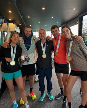 Pauline Hoarau Instagram - Marathon à deux mais quel kiff 🤩🔥

Je suis marathonienne !!! 😍 Même si ce matin je n’étais vraiment pas sûre de mon coup 😂 

J’ai eu la chance d’être accompagnée par le meilleur pacer/coach/sherpa au monde. @simonthoret un vrai couteau suisse !! Il m’a poussé à accélérer sur les derniers kms et c’était fou !!! Merci pour tout 🥹😘

On a passé un weekend de rêve à Paris avec une équipe de folie 🫶🏻 Je vous kiff @camille_schneiderlin @schneiderlinmo4 @philippe_pion1402 @lucierose76 @morgane.adt. 

Merci @ll_agency_ @flora_dlhs @elorazafy & @asicsrunning vous êtes incroyables ! 
Et un grand grand merci à @claudehenri_duriez qui m’a proposé ce challenge il y a 2 mois et demi. Il lui aura fallu trois mots « tu es sûre? » pour que je change d’avis et que je FONCE malgré le « moyen chaud » de mon coach 🤣 
C’était la meilleure décision de tous les temps ! Une prépa courte et douloureuse au début mais ça a tenu et j’en suis pas peu fière 🥹😍 

Merci @mahnoou pour le soutien et le câlin 🫠
Je ne savais pas à quel point la foule pouvait nous porter dans ce genre d’efforts. Vous avez été ma force pour tenir le rythme. J’ai eu le smile (presque😂) jusqu’au bout grâce à vous !!! Merci 🫶🏻 

@seb_dief grâce à toi j’ai pu retrouver une santé de fer (et le fer c’était pas trop ça 😜) 🙏🏼

Je l’ai fait !!! Et un RP en poche 🤣