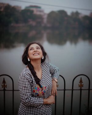 Payel De Instagram - সন্ধ্যা বেলায় তুমি আমি.....

📷 - @argha_giri 
💄 - @sanjuhaldermakeupartist 
👘 - @hiyarmajhe_by_ujjaini 
🔗 - @rudrakshprnads 

#photooftheday #photos #portraits #kolkataphotography #kolkata #streetphotography #instafashion #instadaily