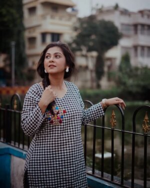 Payel De Instagram - সন্ধ্যা বেলায় তুমি আমি.....

📷 - @argha_giri 
💄 - @sanjuhaldermakeupartist 
👘 - @hiyarmajhe_by_ujjaini 
🔗 - @rudrakshprnads 

#photooftheday #photos #portraits #kolkataphotography #kolkata #streetphotography #instafashion #instadaily