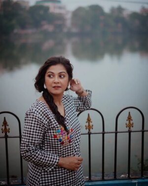 Payel De Instagram - সন্ধ্যা বেলায় তুমি আমি.....

📷 - @argha_giri 
💄 - @sanjuhaldermakeupartist 
👘 - @hiyarmajhe_by_ujjaini 
🔗 - @rudrakshprnads 

#photooftheday #photos #portraits #kolkataphotography #kolkata #streetphotography #instafashion #instadaily